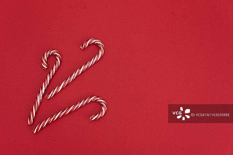 红色背景上的一组圣诞节糖果棒高角度照片图片素材