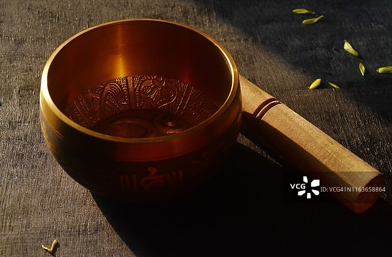 藏族颂钵在晨光中图片素材