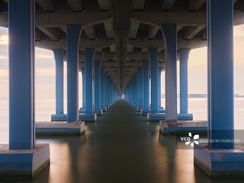 高速公路桥下的柱子图片素材