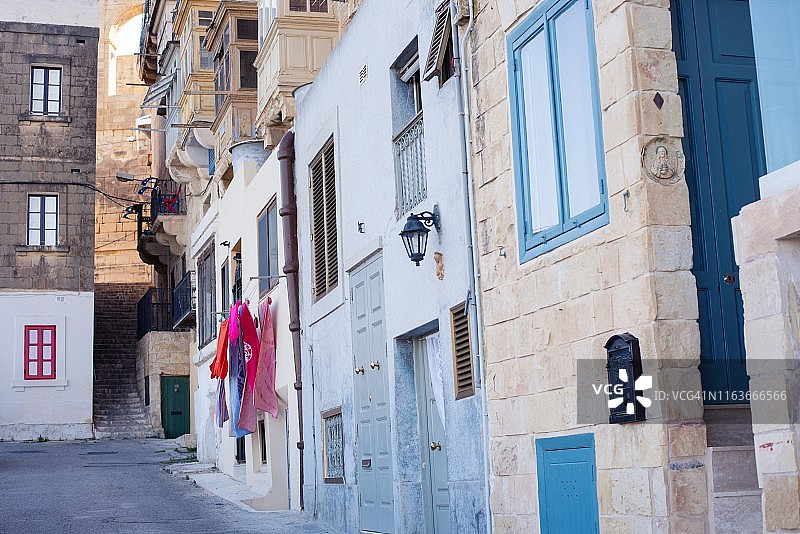 阳光明媚下的马耳他房屋图片素材