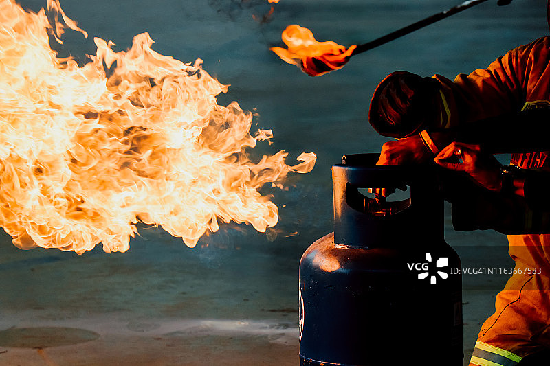 消防员正在扑灭燃气图片素材