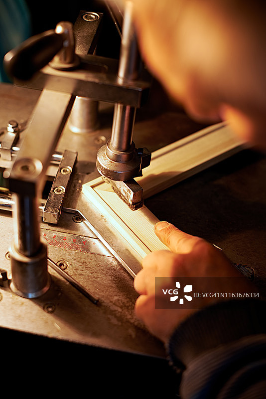 工匠制作木框架图片素材