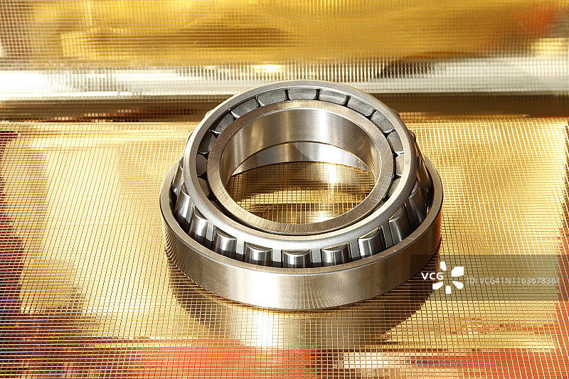 黄色背景上的滚珠轴承图片素材