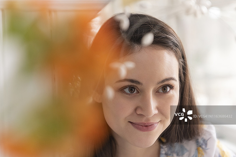 鲜花后面的女人图片素材