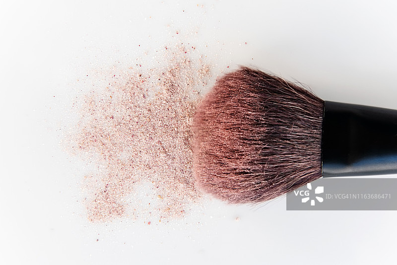 带粉色腮红的腮红刷图片素材