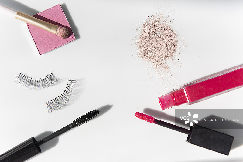 睫毛膏、唇彩、假睫毛和腮红图片素材