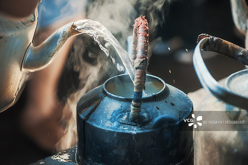 向茶壶里倒开水图片素材