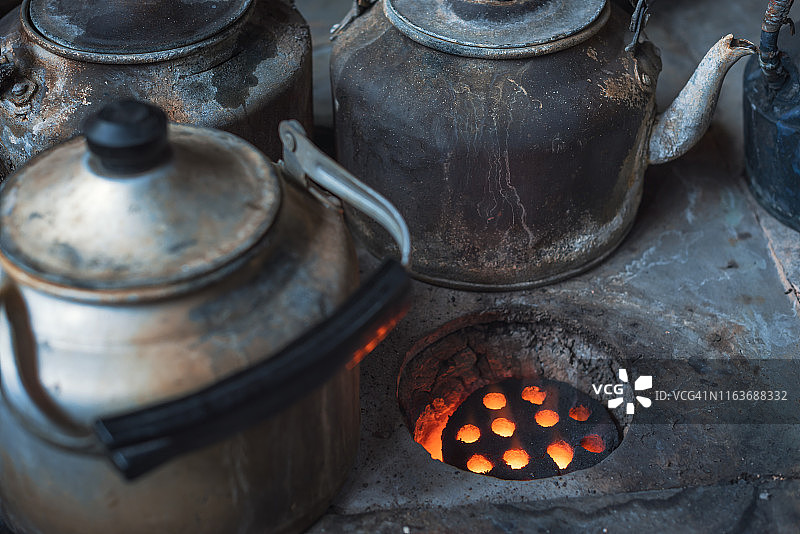 炭炉上的古老茶壶图片素材