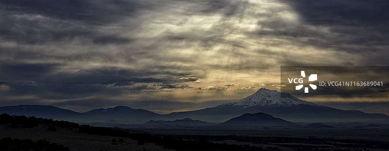 美国加利福尼亚州沙斯塔山日落图片素材