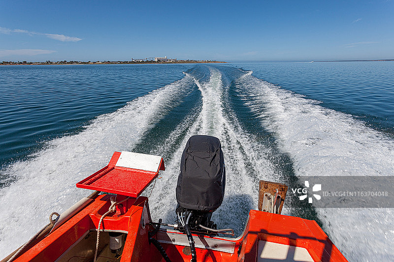 红色渔船跨洋疾驰图片素材