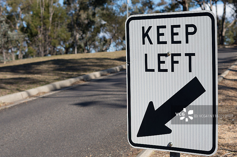 单行道上的“靠左行驶”交通警告标志图片素材