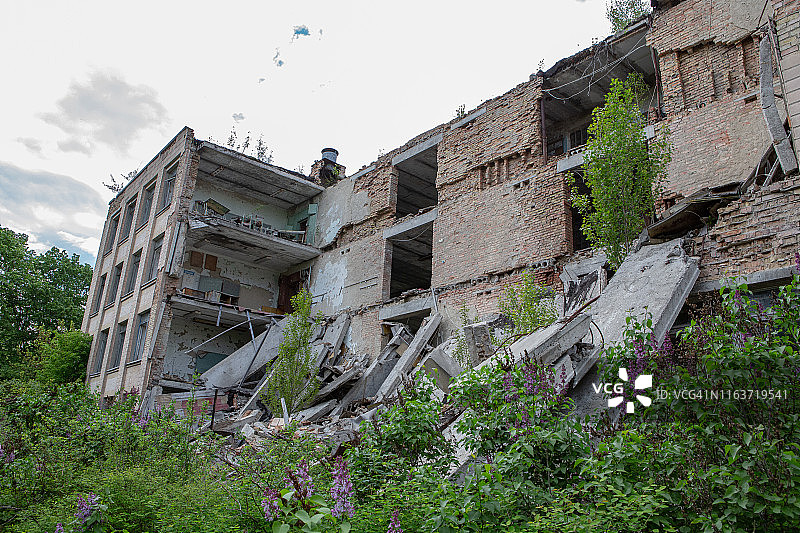 切尔诺贝利隔离区普里皮亚季鬼城中倒塌的建筑物图片素材