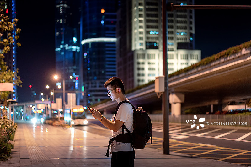 在城市中漫步的年轻旅行者图片素材