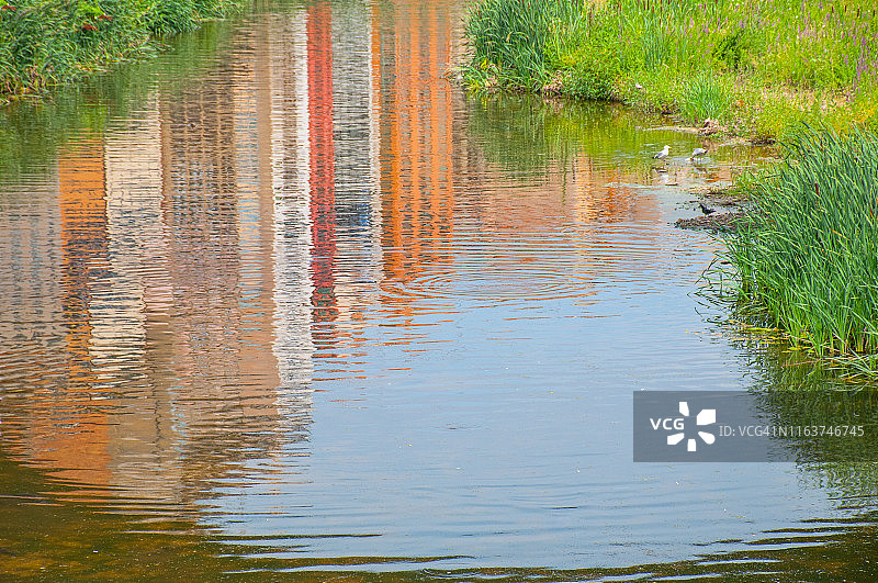 奥尼亚尔河畔倒影图片素材