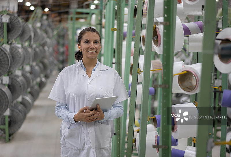 在塑料厂监督运营的主管图片素材