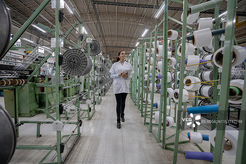 在纺织厂制作丝带的操作员图片素材