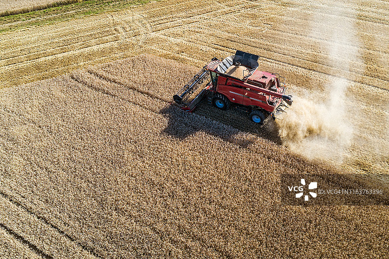 农民使用联合收割机工作图片素材
