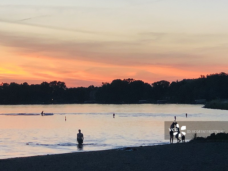 明尼苏达湖上的夏季假期图片素材