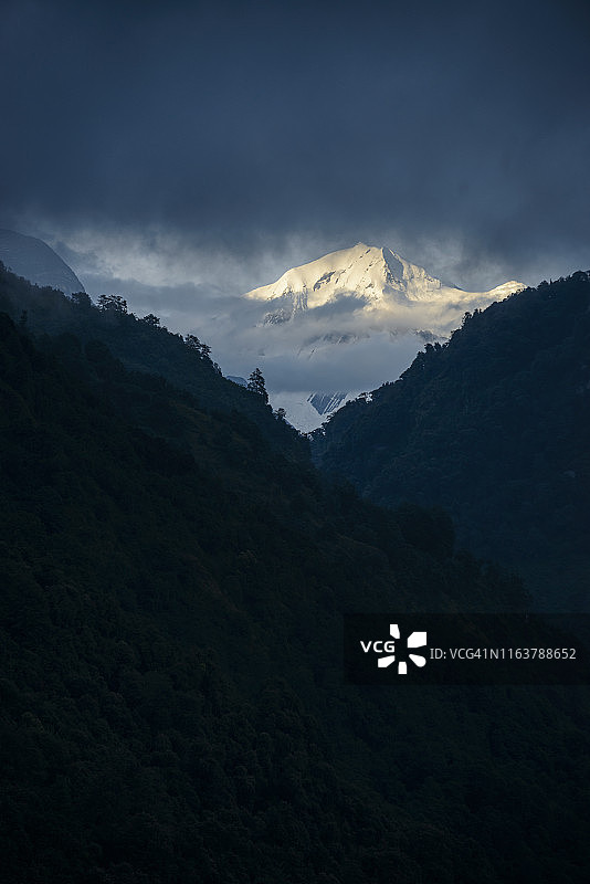 安纳普尔纳峰南坡日出图片素材