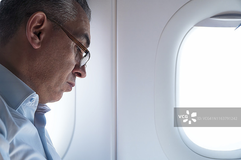 乘飞机旅行睡觉的商人图片素材