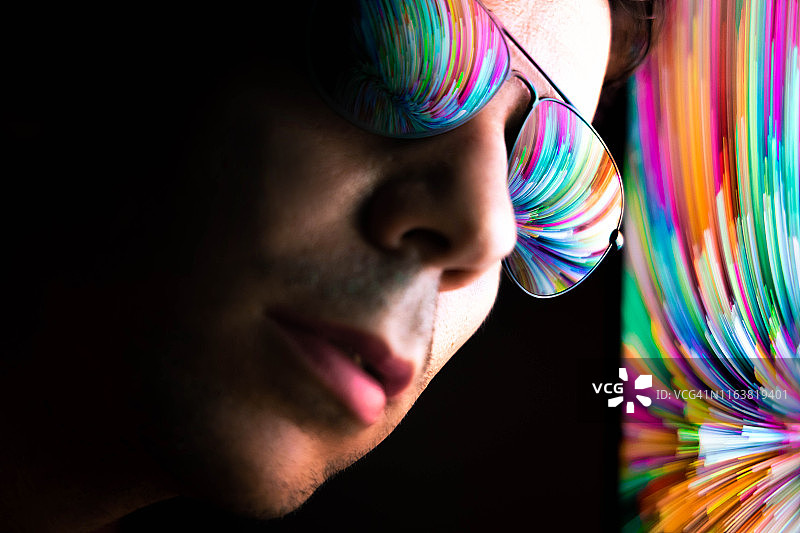 夜晚戴墨镜的男人图片素材