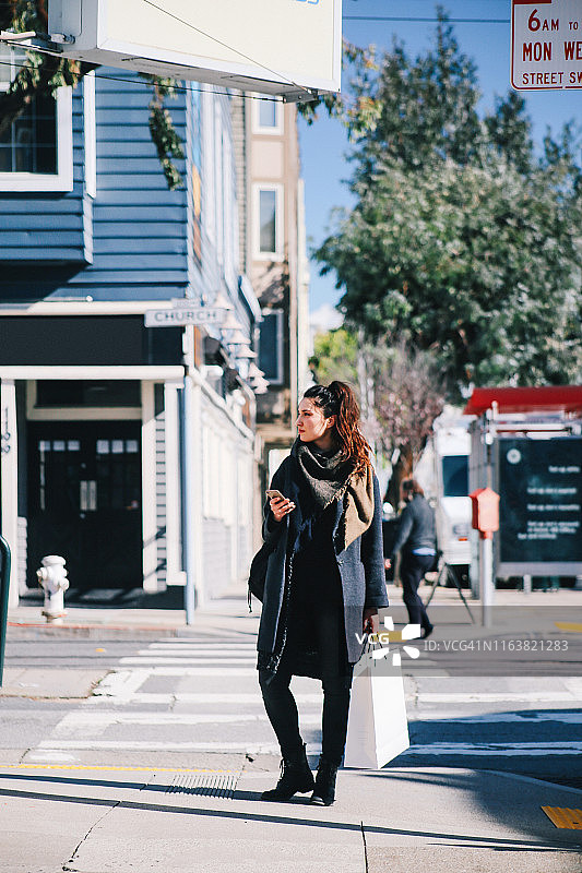 在加利福尼亚州旧金山购物的女人图片素材