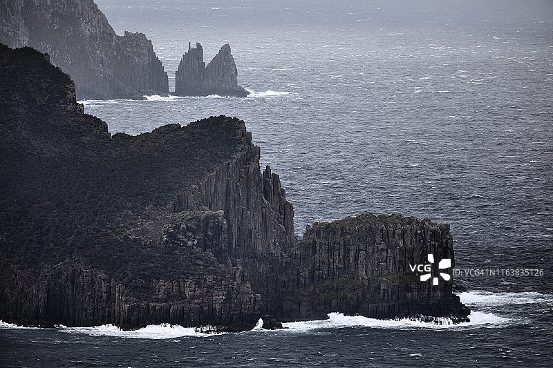 澳大利亚岩石海岸线，蓝色海景，有高耸的海崖、海岬和塔斯曼岛图片素材