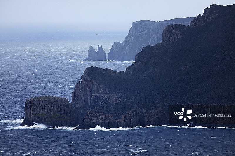 澳大利亚岩石海岸线，蓝色海景，有高耸的海崖、海岬和塔斯曼岛图片素材