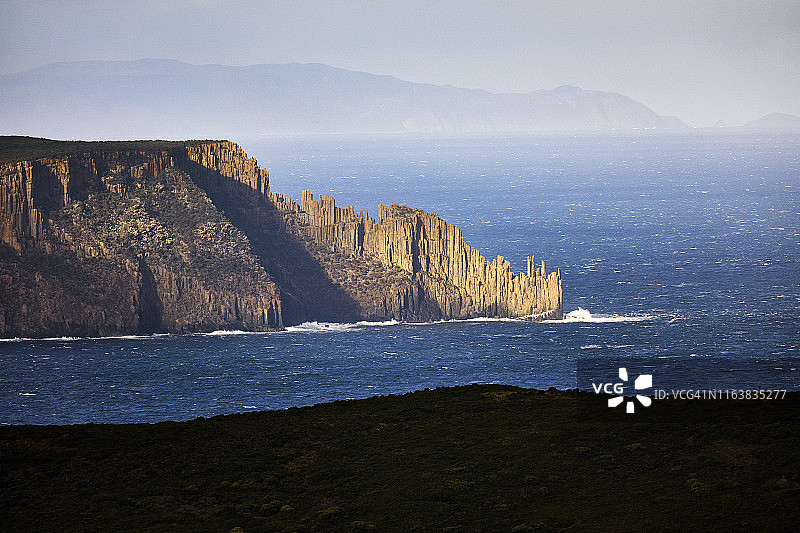 澳大利亚塔斯马尼亚州：阳光照耀的Cape Raoul海岬深蓝色海景图片素材