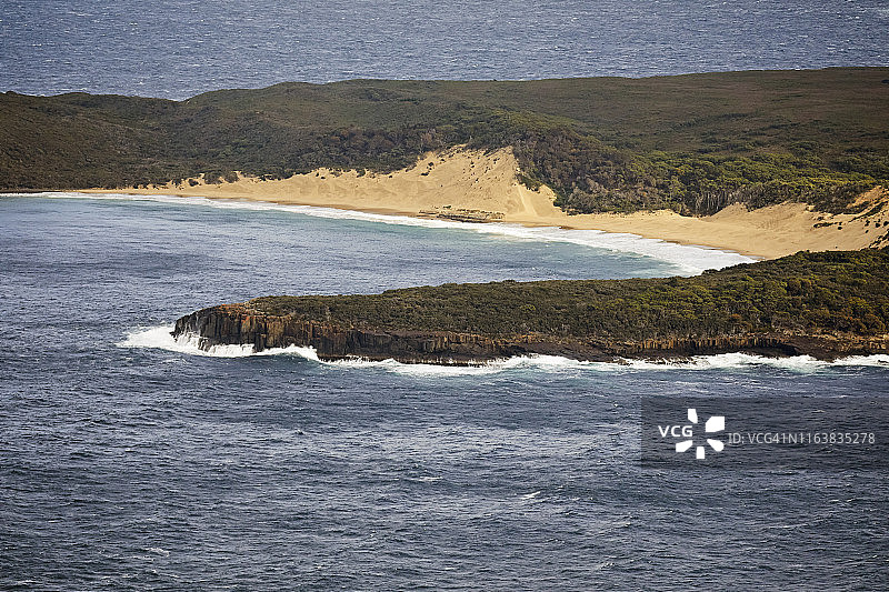 澳大利亚塔斯马尼亚新月湾海滩海岸线风光图片素材