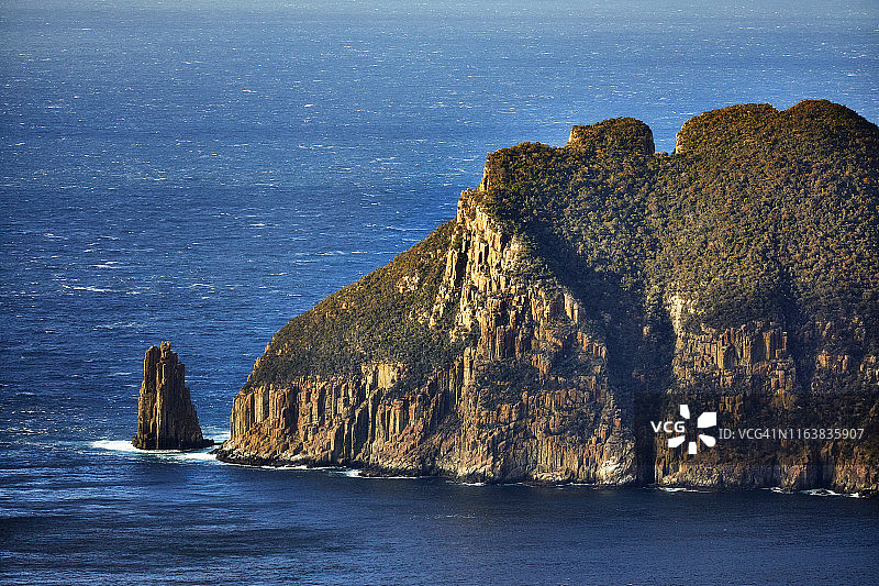 海蚀悬崖的石头海岸，海角或岬角，澳大利亚图片素材