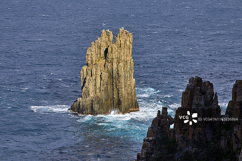 豪伊角海岬的岩层、海蚀柱和海浪，塔斯马尼亚图片素材