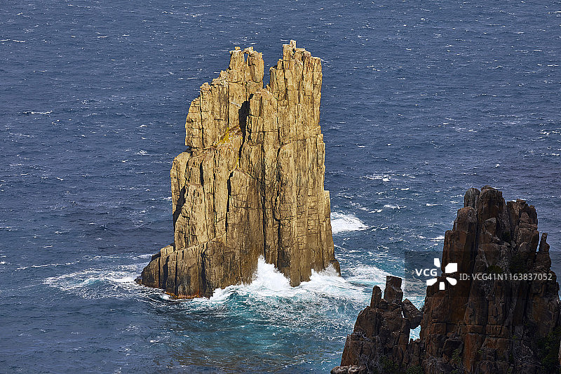 豪伊角海岬的岩层、海蚀柱和海浪，塔斯马尼亚图片素材