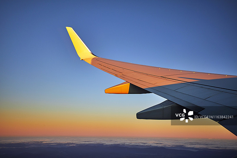 高空飞行中的飞机，客机，飞机，可见机翼图片素材