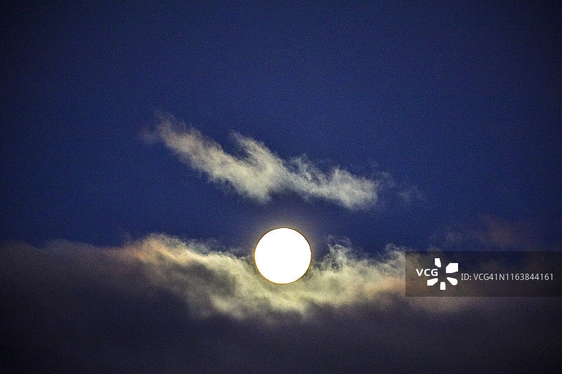 深蓝色夜空中的满月与云彩图片素材