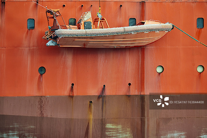 鲜亮的安全橙色破冰船船体和救援小艇救生艇图片素材