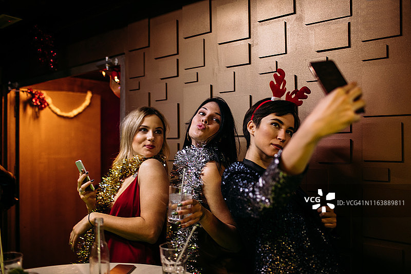 在夜总会自拍的快乐年轻女人们图片素材