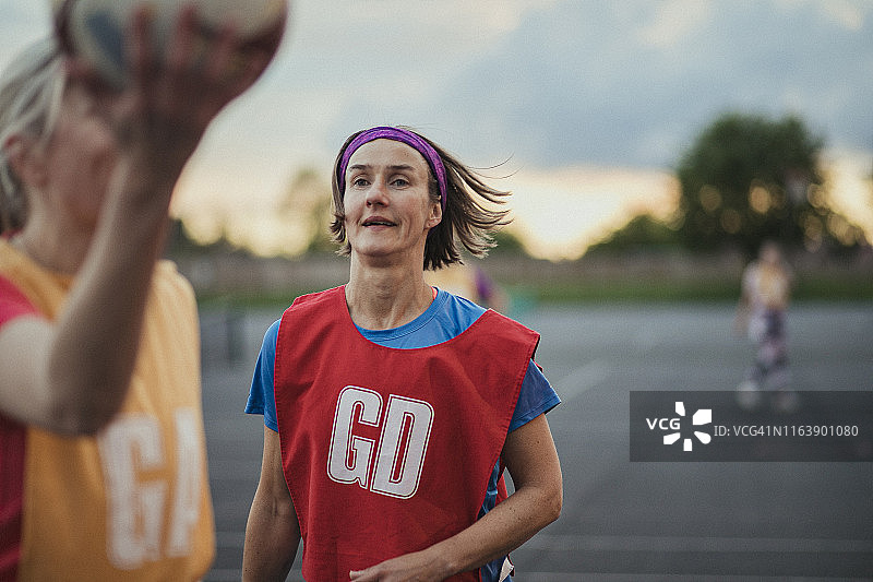 准备投掷无挡板篮球图片素材