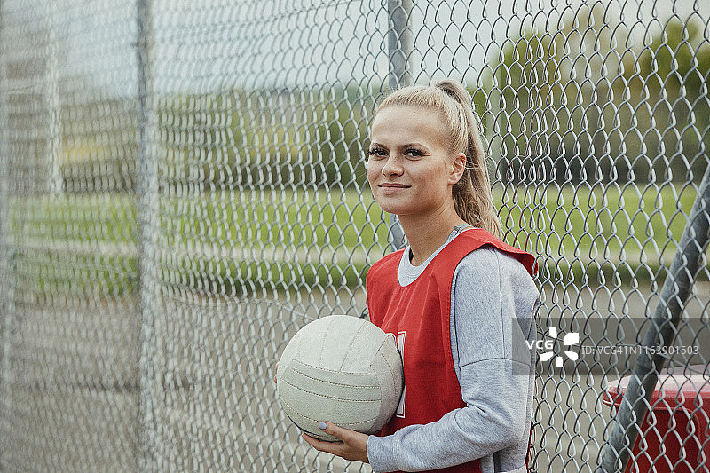 手持英式篮球的年轻女性头像图片素材