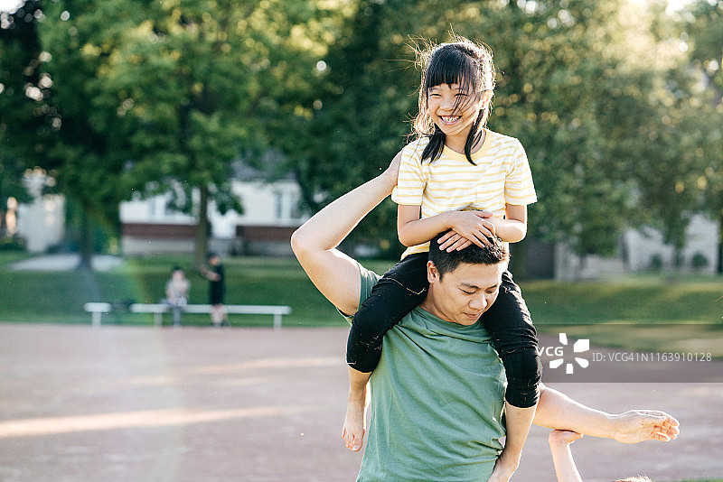 在户外玩耍的家庭图片素材