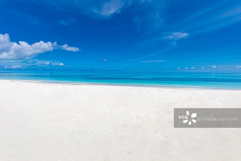 沙滩和蓝色夏日天空的沙子特写。热带海滩的视角图片素材