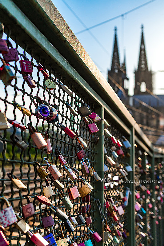 霍亨索伦桥上的爱情锁与科隆大教堂图片素材