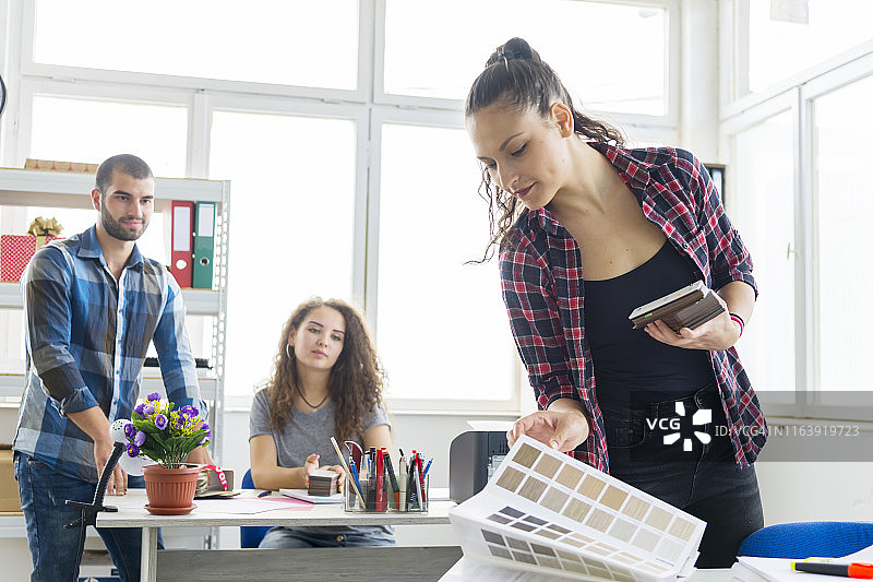 工作环境中的年轻设计师们图片素材