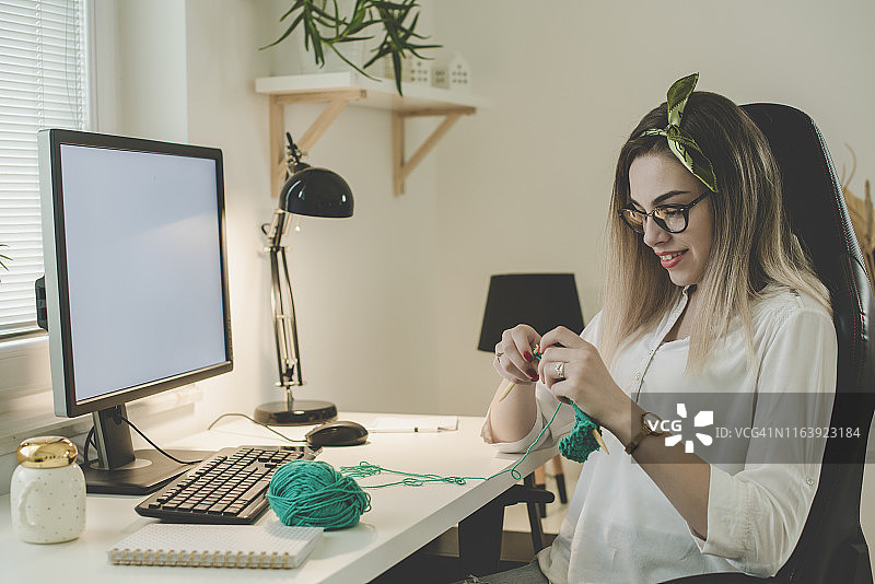 学习编织的年轻女人图片素材
