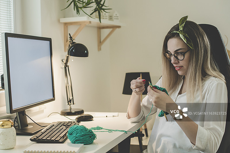 学习编织的年轻女人图片素材