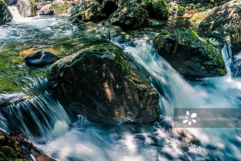 赤目四十八瀑布的清澈溪流长曝光图片素材