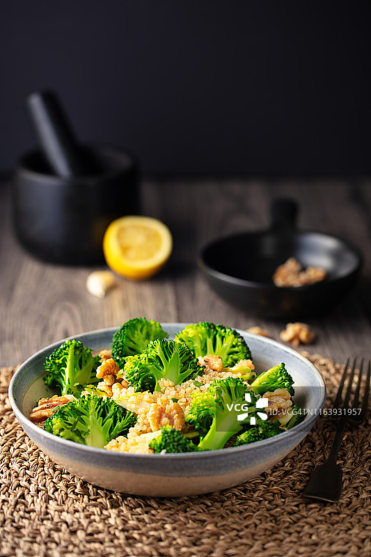 健康西兰花藜麦核桃沙拉图片素材