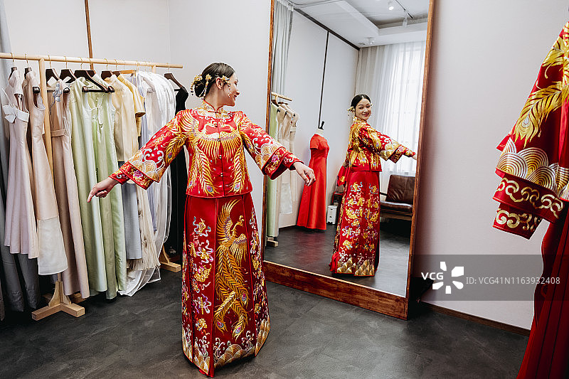 传统中式新娘对镜欣赏婚纱图片素材