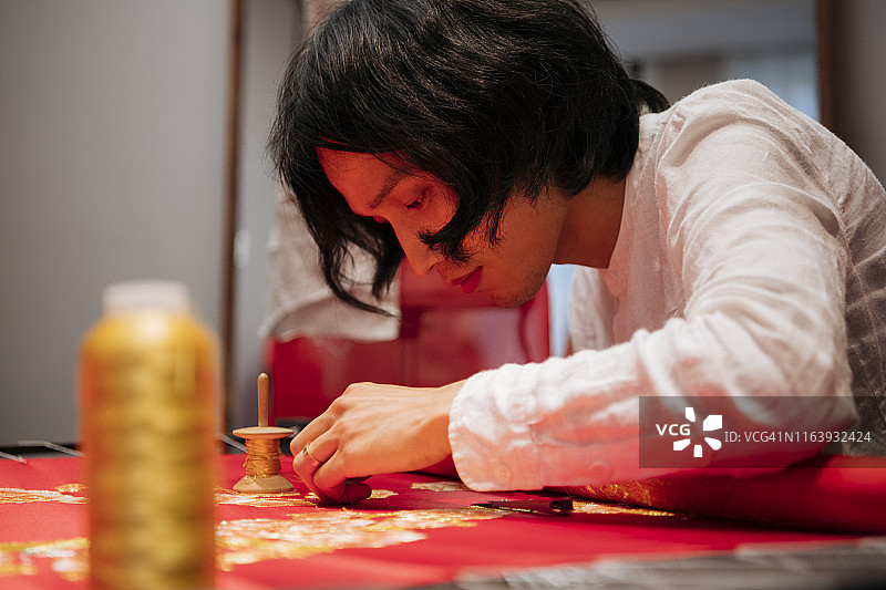 中国风婚纱设计师刺绣图片素材