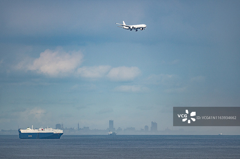 飞机降落在日本东京羽田国际机场图片素材